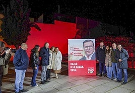 Acto de pegada de carteles en la madrugada del viernes.
