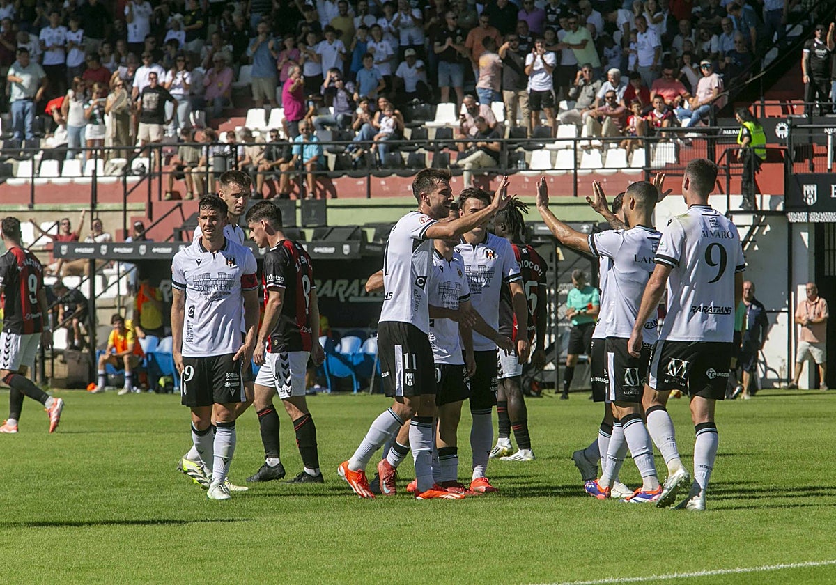 Los jugadores del Mérida celebran uno de sus goles.