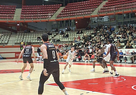 Albert Lafuente conduce la pelota en el partido entre el Gijón y el Cáceres.