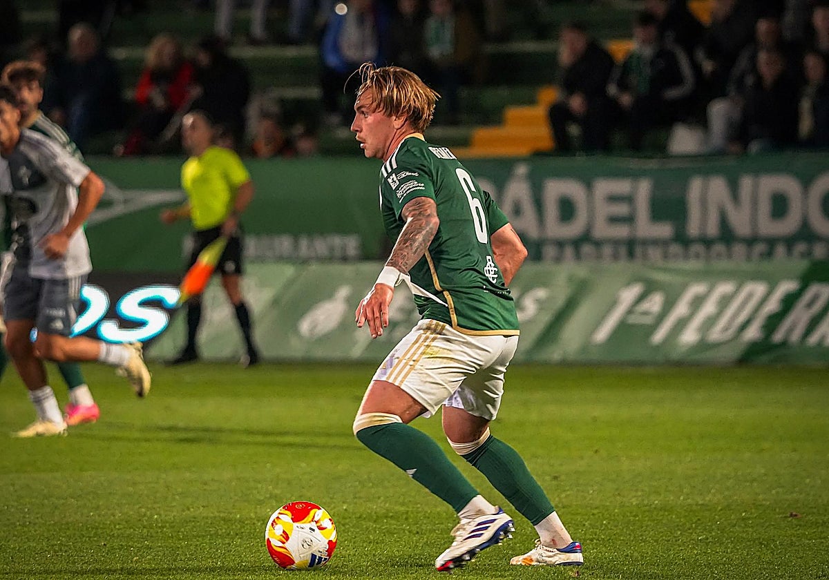 Rementería conduce el balón en el Cacereño-Racing de Ferrol.