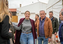 La candidata del PP en las eleccionesen Extremadura, María Guardiola, visitó este sábado Peraleda.