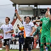Artola, Vergés, Csenterics y Gaizka celebran el triunfo al final del partido.