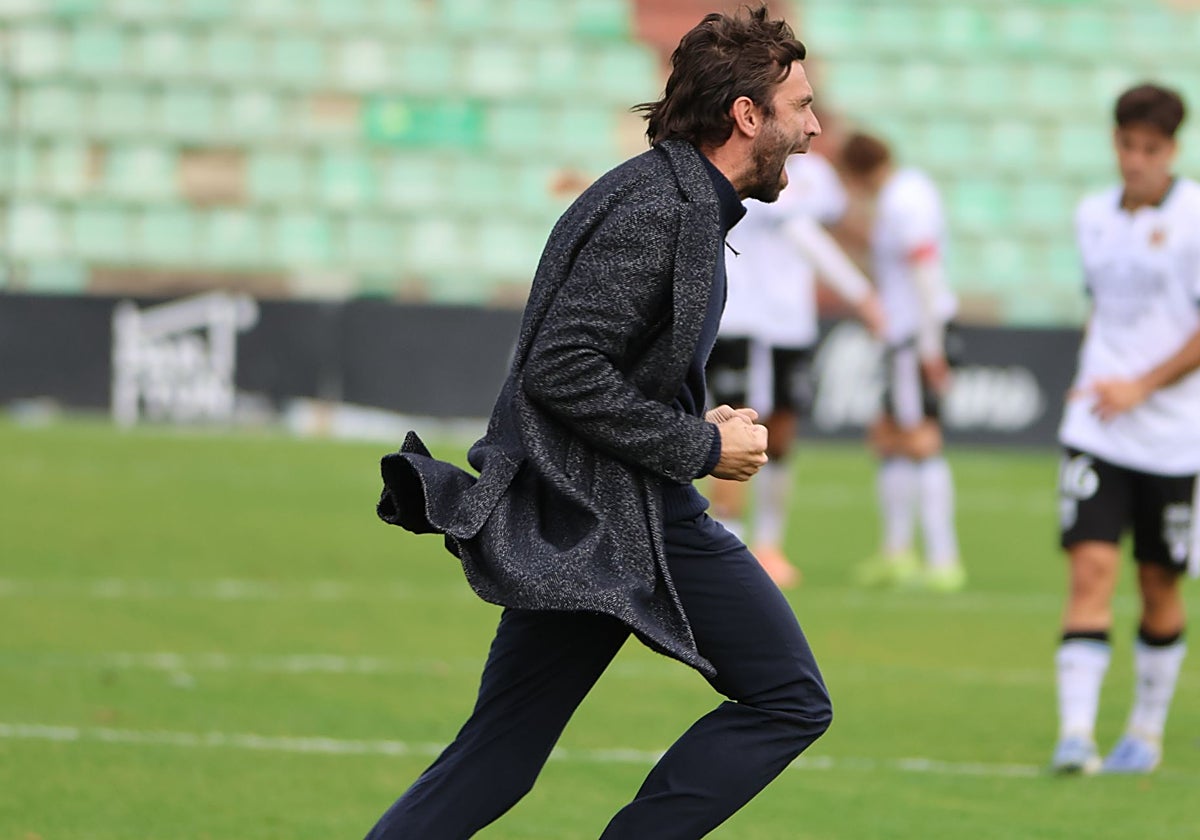 Fran Beltrán corre desatado por el campo tras el 3-2 que daba la victoria al Mérida.