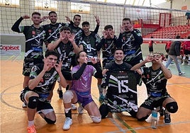Los jugadores del CV Almendralejo celebran el triunfo en la cancha del Xàtiva.