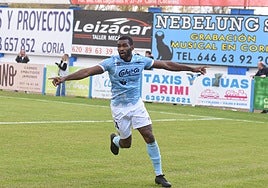 Mba celebra el gol que dio el triunfo al Coria ante el Tenerife B.