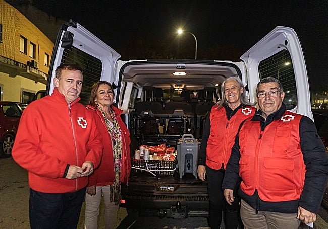Rafael, Verónica, Concha y Epi, voluntarios de Cruz Roja, con la furgoneta cargada de comida y ropa antes de iniciar el reparto el pasado jueves por la noche.