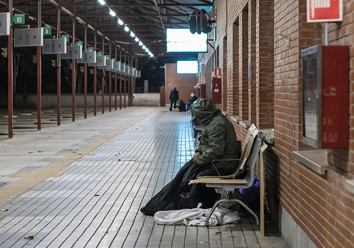 Un hombre, abrigado este jueves para dormir en la estación de autobuses.