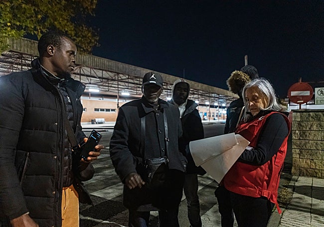 Concha, voluntaria de Cruz Roja, anota los nombres de las personas a las que entregan cosas.