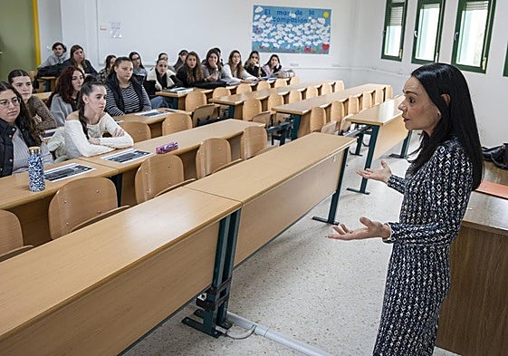 Conferencias. María González-Espadas, en un momento de su intervención en la facultad de Educación.
