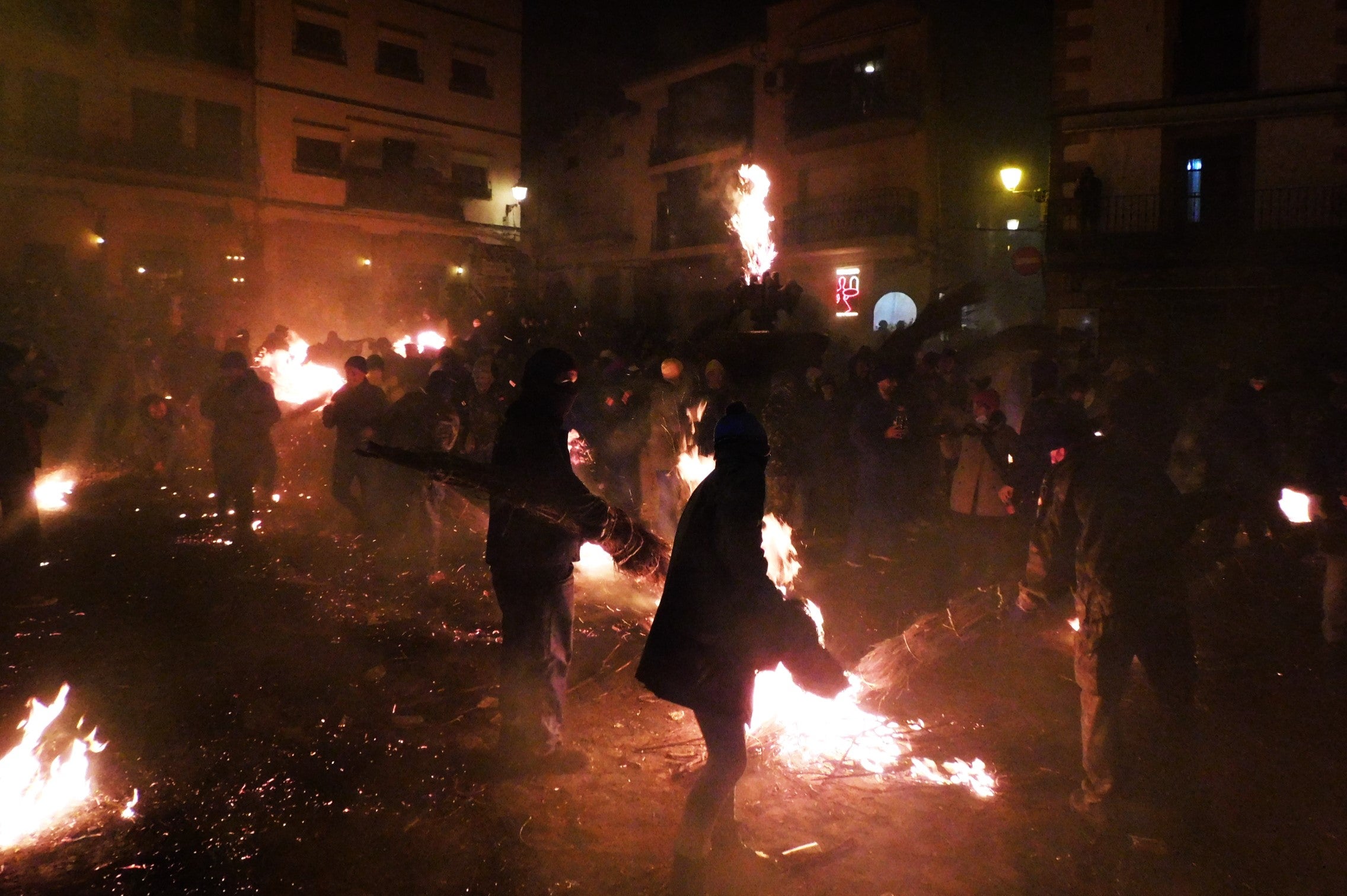 Así se vivió la fiesta de Los Escobazos en Jarandilla de la Vera