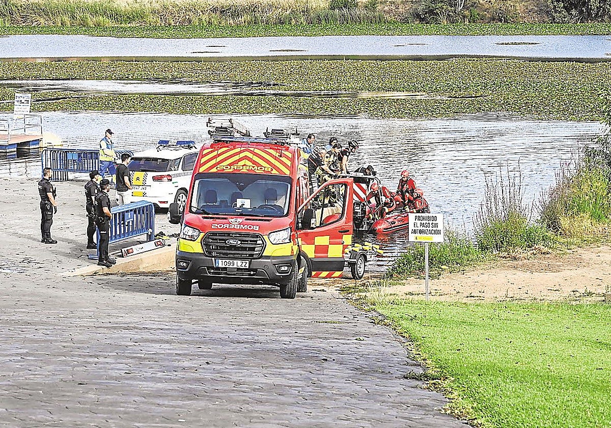 Actuación de los bomberos de Badajoz en el muelle del parque del río.
