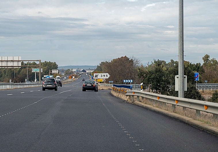Un vehículo accede a la ciudad de Badajoz desde la A5 por la entrada 395, la más próxima a Cerro Gordo, este lunes.