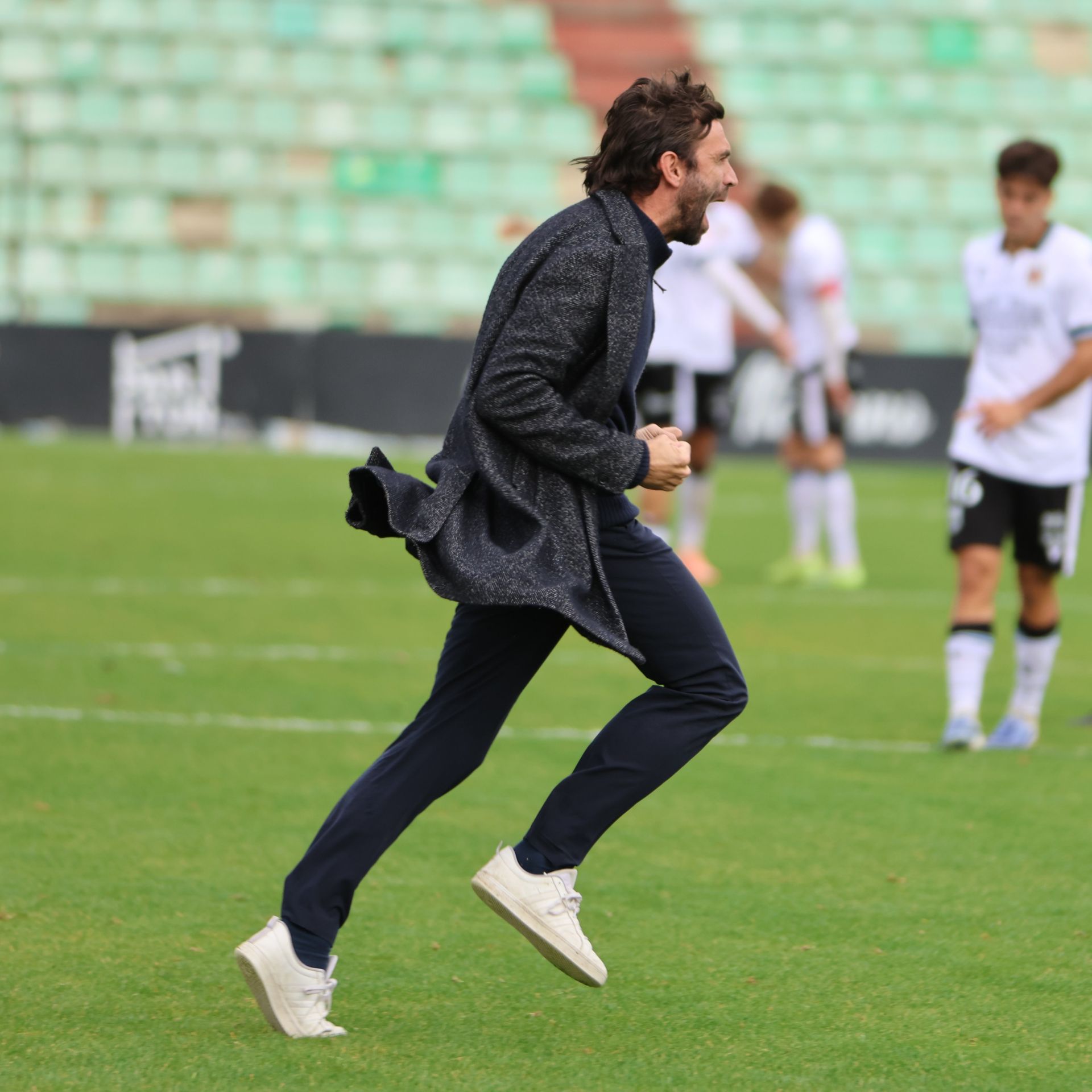 Fran Beltrán corriendo por el césped del Roano tras el pitido final del duelo del domingo