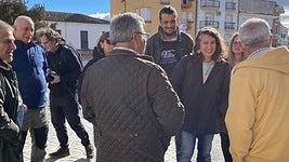 Irene de Miguel habla con vecinos de Villanueva de la Vera este domingo.