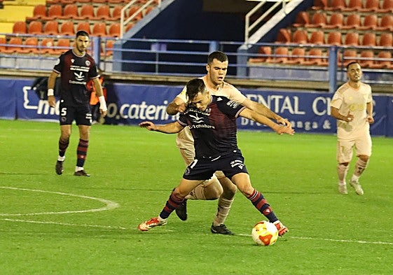 Marco Manchón, en el duelo frente al Linares.