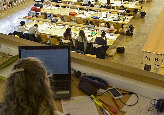 Biblioteca central de la UEx en el campus de Badajoz.