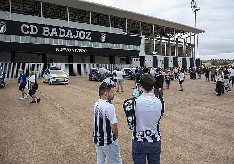 Los abonados del Badajoz tendrán que pasar por taquilla ante el Jaraíz