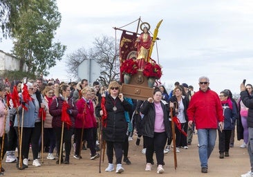 Salida de la peregrinación popular de Santa Eulalia, esta mañana, junto a la ermita de Perales, en Arroyo de San Serván.