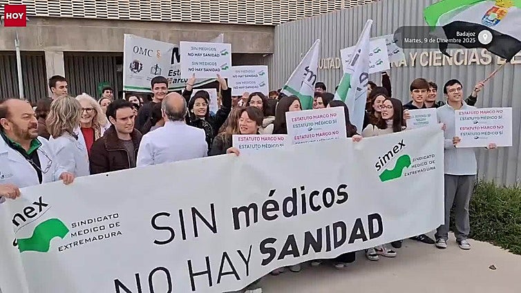 Concentración de estudiantes de la Facultad de Medicina junto a médicos apoyando la huelga este martes