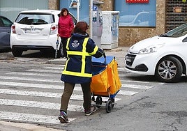 Imagen de archivo de una trabajadora de Correos.