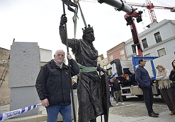 La estatua de Alfonso IX ya se alza junto a la Alcazaba de Badajoz