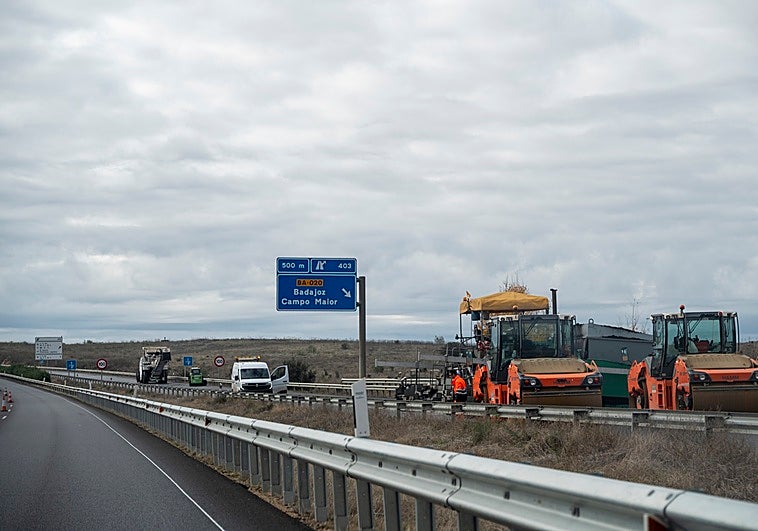 La salida a la carretera de Campomayor desde la A-5 vuelve a estar cortada en Badajoz