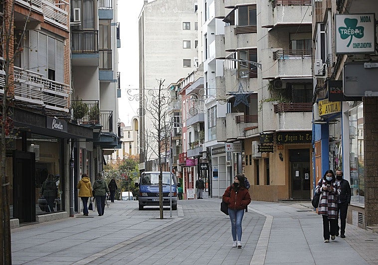 Gómez Becerra tendrá toldos para proteger del sol a los peatones e impulsar el comercio en Cáceres