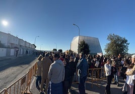 Dibujos, piedras, flores y guitarras para despedir a Roberto Iniesta