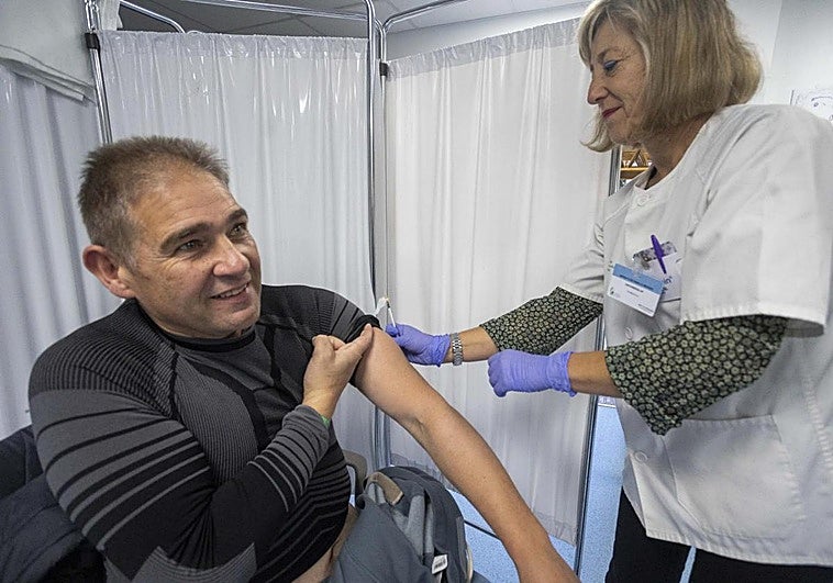 El SES vacunará de gripe y covid el jueves por la tarde y sin cita previa en las ocho áreas de salud de Extremadura