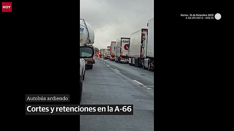 Cortada al tráfico la A-66 a la altura de Calzadilla de los Barros en dirección a Sevilla