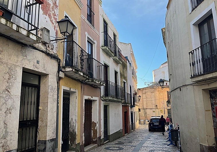 Reabren el acceso a la plaza Alta de Badajoz tras retirar el muro con riesgo de derrumbe de una casa