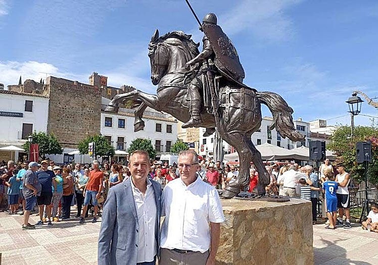 Lapeña con un monumento al caballero medieval que hizo en Alburquerque.