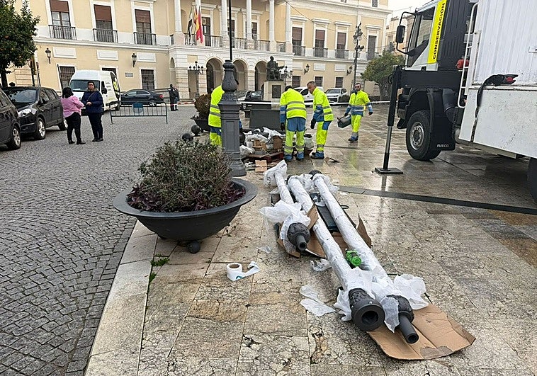 La plaza de España de Badajoz recupera las farolas María Cristina que se rompieron