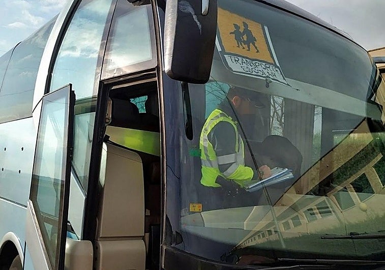 Dos conductores de autobús escolar dan positivo en drogas en Extremadura