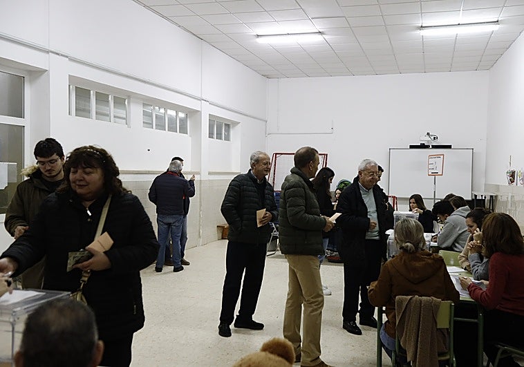 Los extremeños votan en un ambiente de compras navideñas y reencuentros