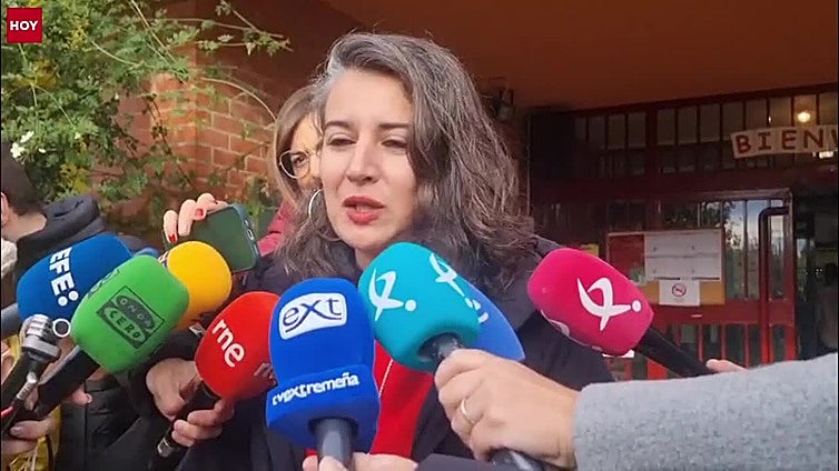 21-D | La candidata de Unidas Podemos, Irene de Miguel, vota en Mérida