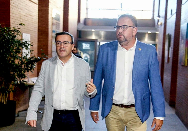 La debacle del PSOE le lleva a perder incluso en Villanueva de la Serena y Mérida