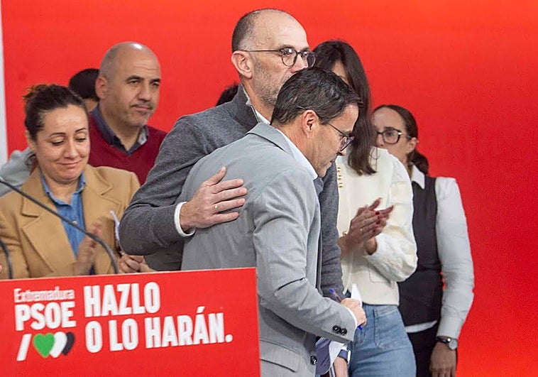 Gallardo dimite como líder pero se mantiene como diputado: «Doy un paso atrás para impulsar al PSOE»