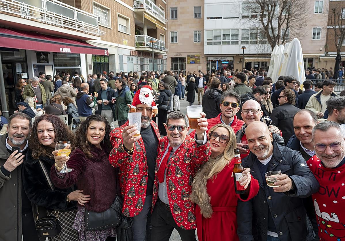 El cañeo de la Tardebuena llena de ambiente el centro de Badajoz