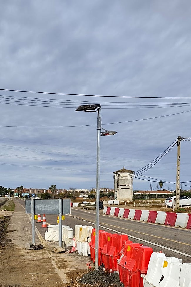 Una de las tres luces solares instaladas en las últimas semanas, de las que una ha desaparecido y las otras dos alumbran poco.