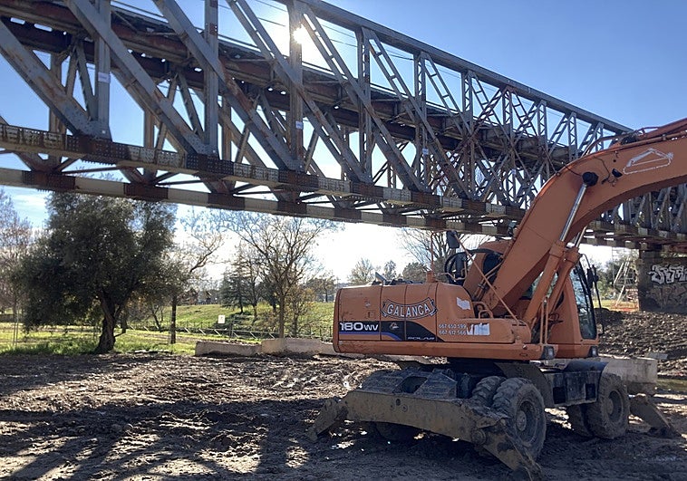 Adif retira el apuntalamiento del Puente de Hierro de Mérida ante el avance de su restauración