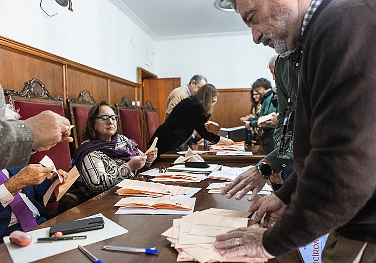 El PSOE gana el voto emigrante y deja al PP con 29 escaños