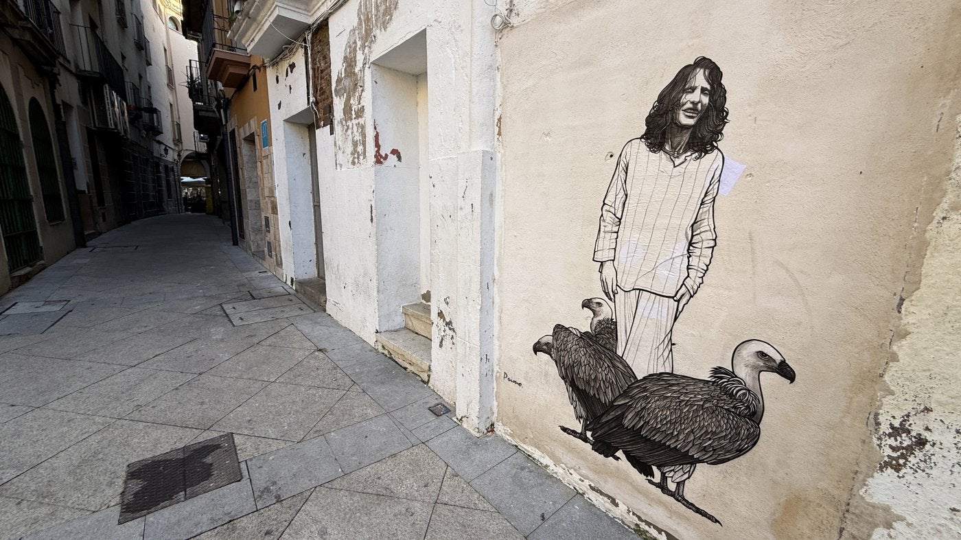 El mural está ubicado al lado de la antigua máquina de fotomatón.