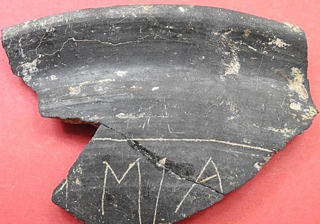 Ejemplo de escritura hallada en Medellín, a once kilómetros del Turuñuelo.