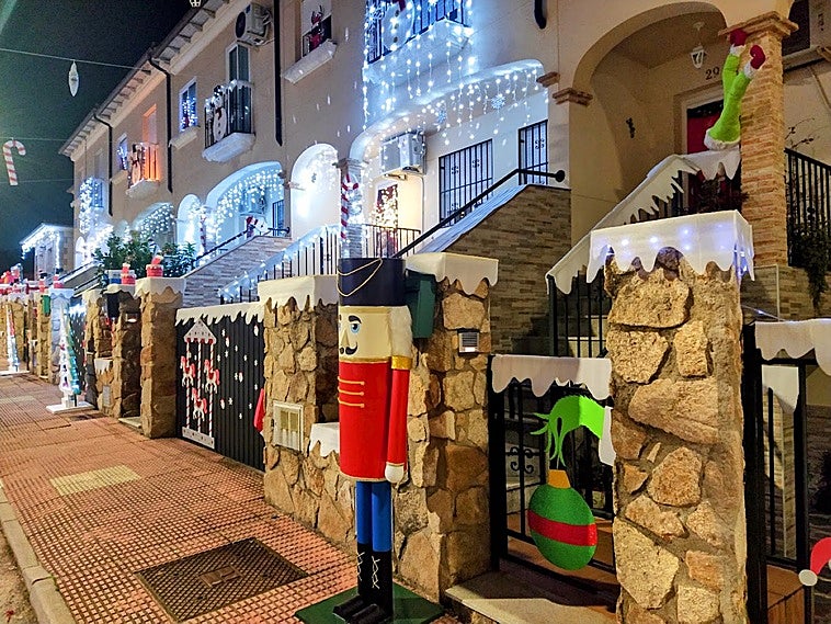 La calle Rufino Villalobos de Jaraíz vuelve a brillar en Navidad