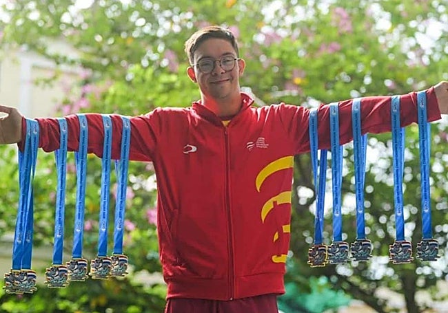 Guillermo Gracia, con su colección de 12 medallas logradas en el Mundial de Bangkok.