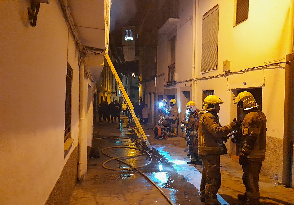 Los bomberos actúan en la vivienda siniestrada
