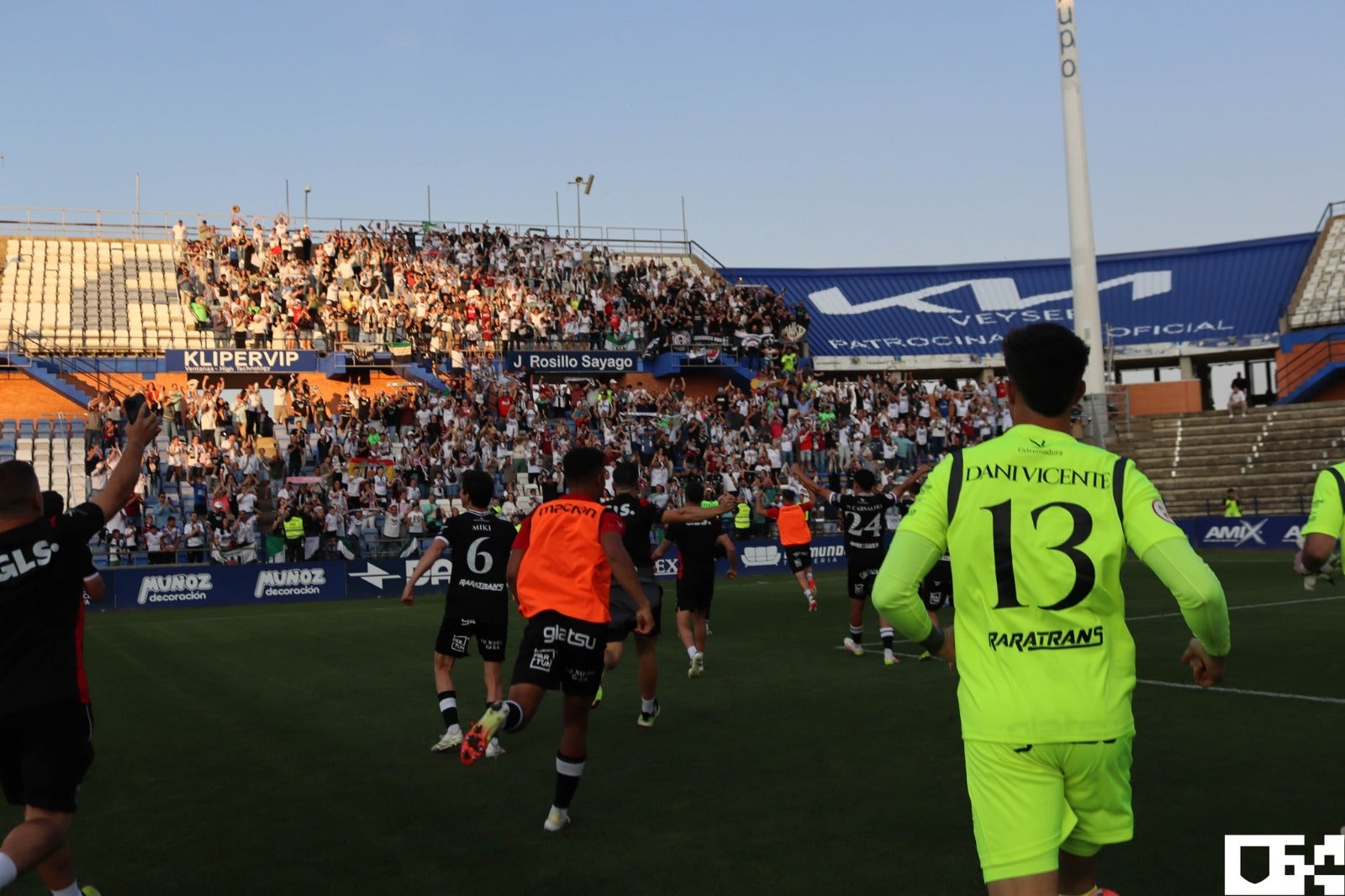 los jugadores saludan a los aficionados 'romanos' desplazados.