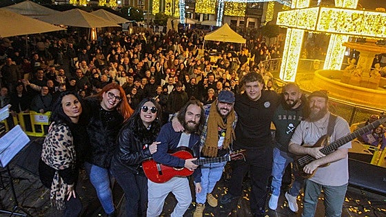 El concierto del Shuli alegra la Navidad con una entregada plaza de España de Mérida