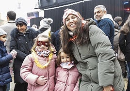Marta Portillo con sus hijas en la Nochevieja infantil